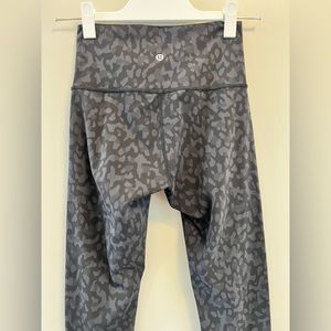 Lululemon Women’s Leggings Black Camo Design EUC 29” Inseam